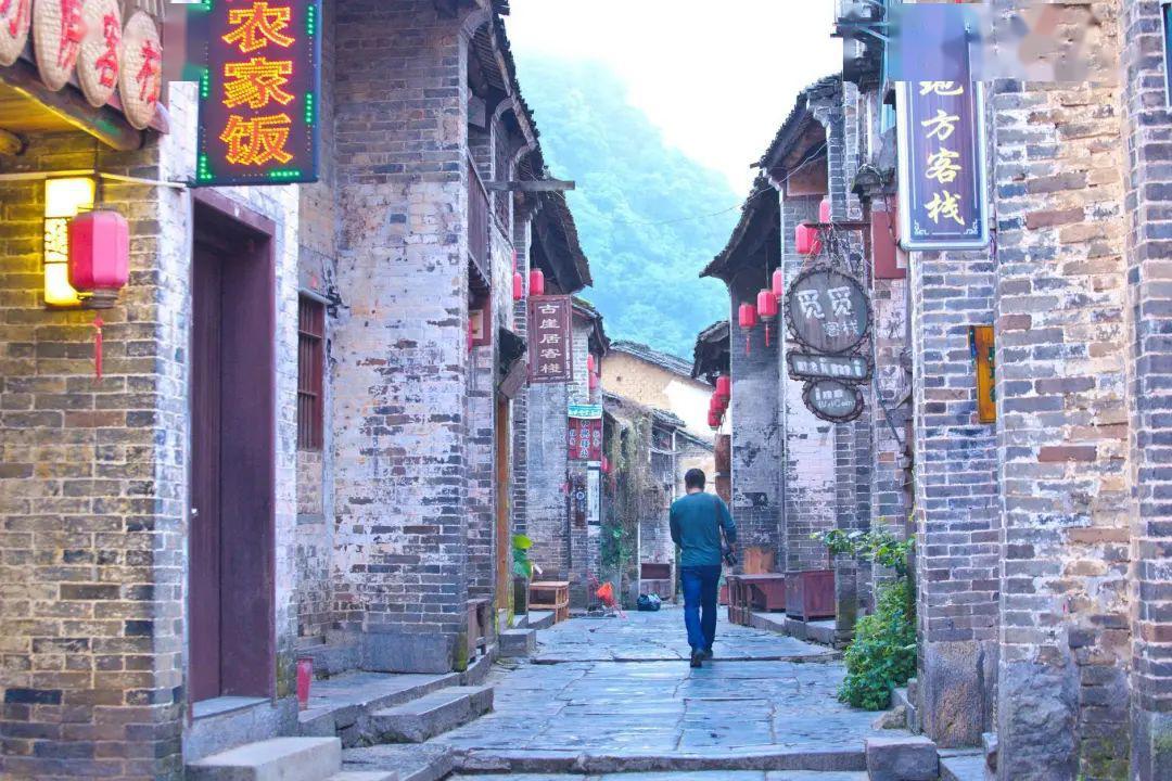 马克龙抵达印度开启访问 将与印度总理莫迪会谈